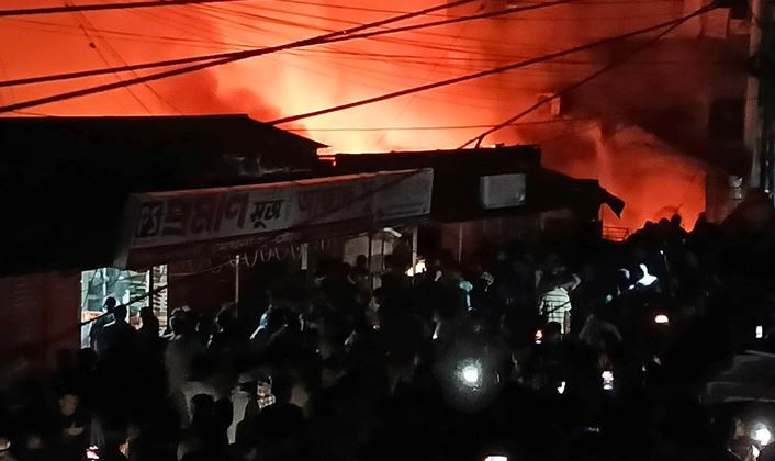 সুনামগঞ্জ ট্রাফিক পয়েন্টে আগুন পুড়ে গেছে অন্তত ৮ দোকান, কয়েক...