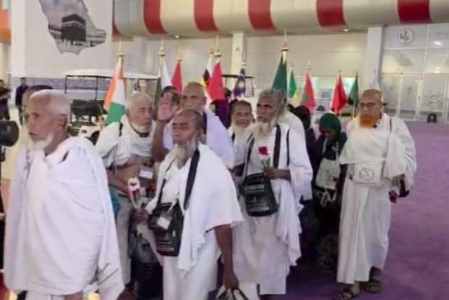 ৪১৮ জন হজযাত্রীদের নিয়ে সৌদি আরবের জেদ্দায় পৌঁছেছে বাংলাদেশে...