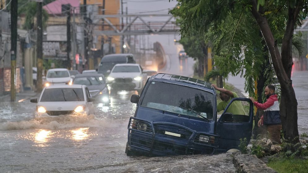 জ্যামাইকায় হ্যারিকেন মেলিসার আঘাত, তছনছ ক্রিস গেইলের মাতৃভূম...