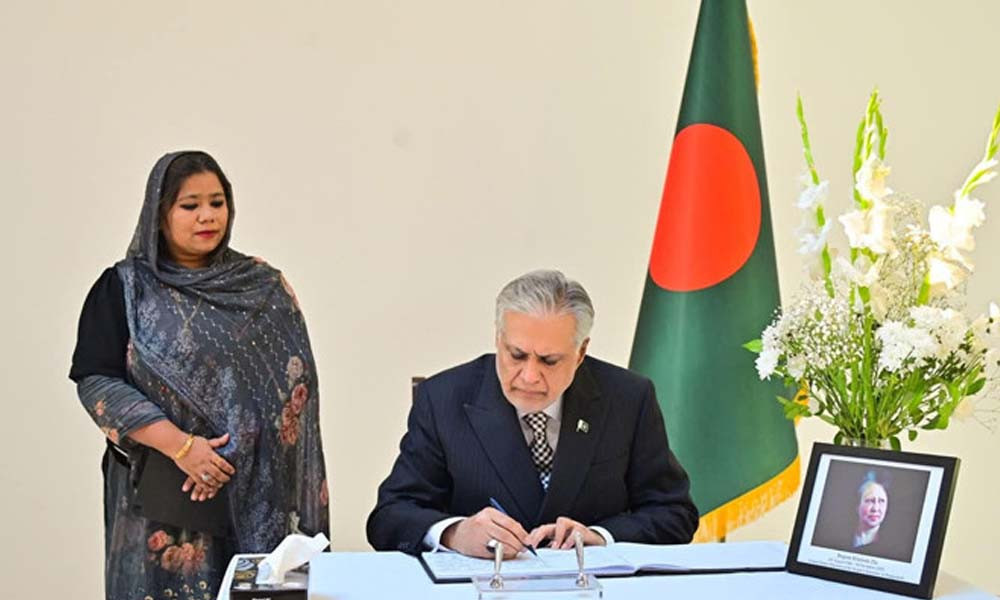 খালেদা জিয়ার মৃত্যুতে শোক বইয়ে সই করলেন পাকিস্তানের উপপ্রধান...