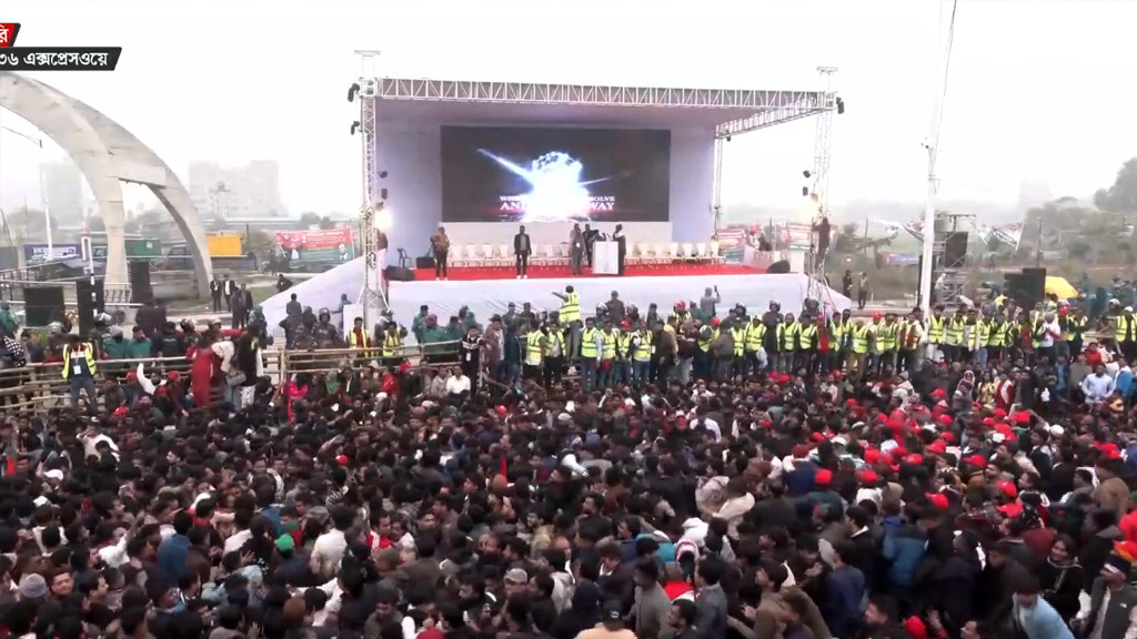 তারেক রহমানের গণসংবর্ধনা কানায় কানায় পূর্ণ পূর্বাচলে মঞ্চ...