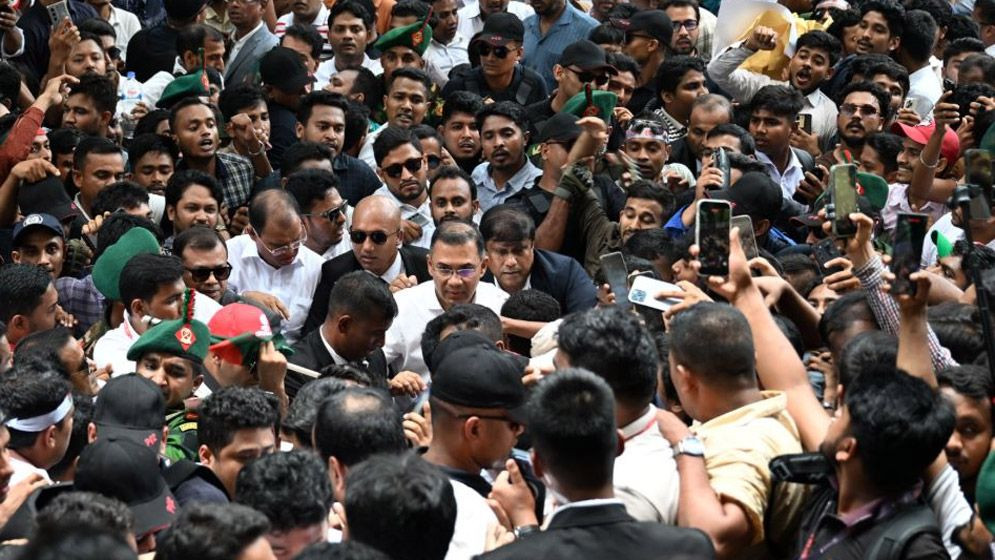 ঢাবি ক্যাম্পাসে পায়ে হেঁটে নজির সৃষ্টি করলেন প্রধানমন্ত্রী