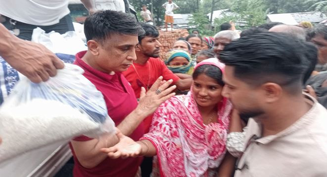 মৌলভীবাজারে বন্যার্তদের মাঝে বিরিয়ানি ও শুকনো খাবার বিতরণ