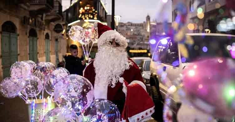 ইসরায়েলে বড়দিনের অনুষ্ঠানে বাধা, সান্তা ক্লজের পোশাক পরা যুব...