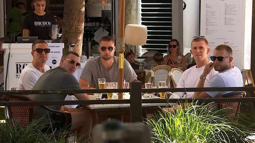 সিরিজের মাঝে অতিরিক্ত মদ্যপানের অভিযোগ, সমালোচনার মুখে ইংল্য...