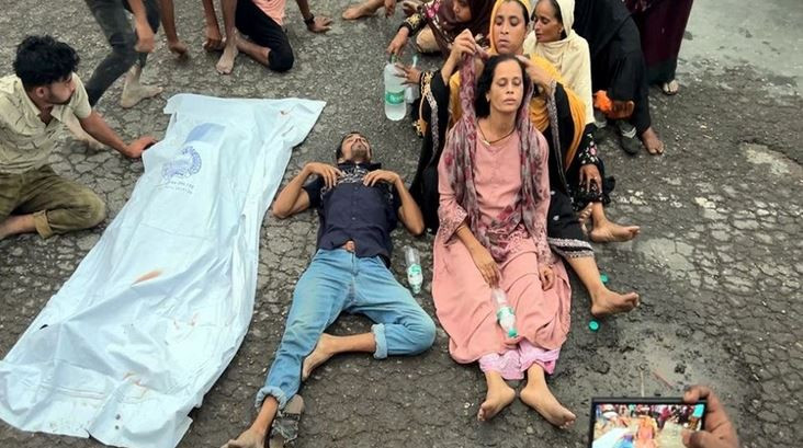 ছেলের লাশ নিয়ে সিলেট-ঢাকা মহাসড়ক অবরোধ করলেন মা : আ ট ক হোটে...