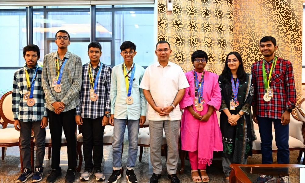 প্রধানমন্ত্রীর সঙ্গে গণিত অলিম্পিয়াডে পদকজয়ীদের সাক্ষাৎ