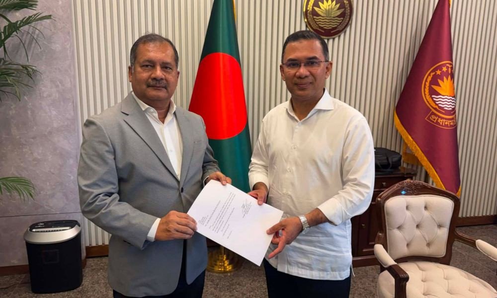 প্রধানমন্ত্রীর হাতে যোগদানপত্র তুলে দিলেন জহির উদ্দিন স্বপন