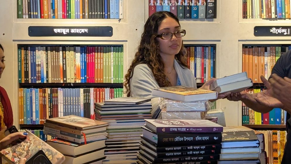 বিশ্বসাহিত্যকেন্দ্র থেকে বই কিনলেন জাইমা রহমান