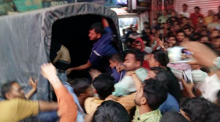 সিলেটে ‘ঘুষ’ চাওয়ার কাস্টমস কর্মকর্তাকে মারধর