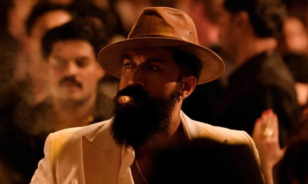 অন্তরঙ্গ দৃশ্য নিয়ে মন্তব্য ভাইরাল, বিতর্কের মুখে যশ!