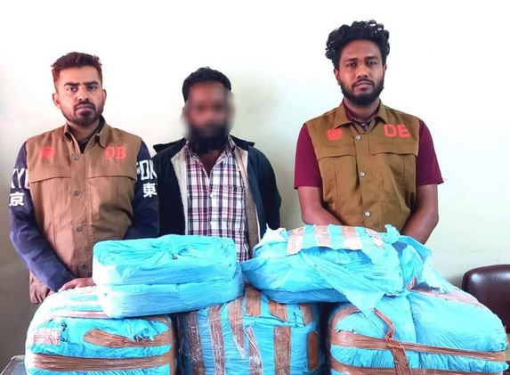 ঢাকা সিলেট মহা সড়কের রুস্তমপুর টোলপ্লাজা থেকে গোয়েন্দা হাতে...