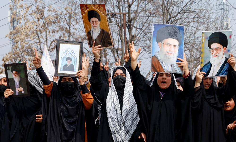 যুদ্ধের মধ্যে প্রথম জুমায় খামেনির জন্য ইরানিদের শোক