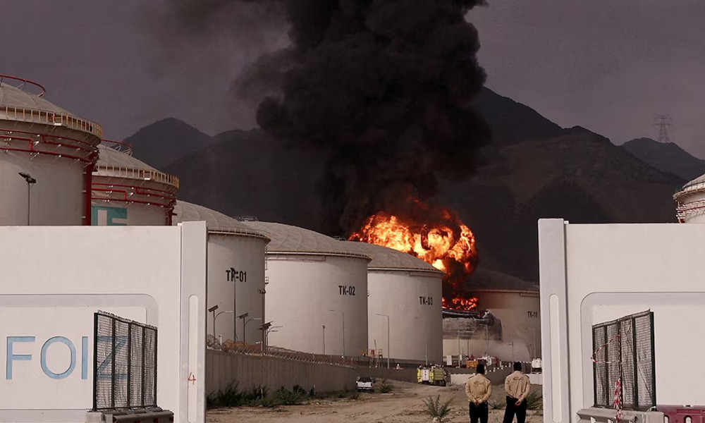 ওমানের সালালাহ বন্দরে তেলের ট্যাংকারে হামলা