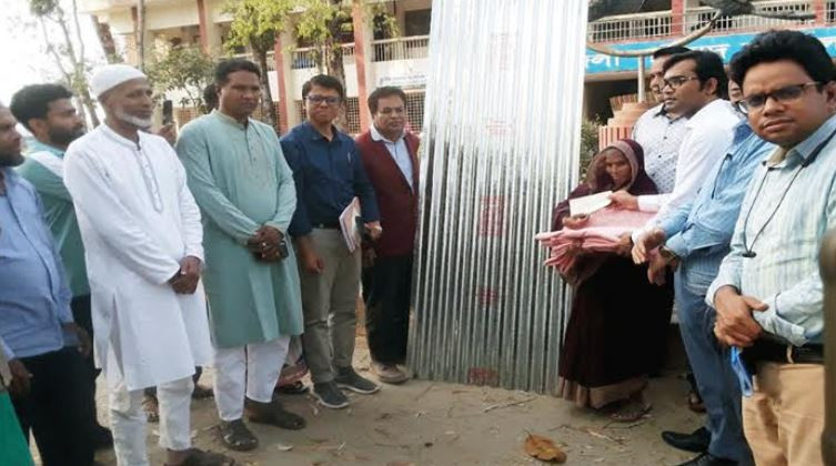 কুশিয়ারা নদীতে ঘর তলিয়ে যাওয়া ক্ষতিগ্রস্ত  পরিবারের পাশে উপজ...