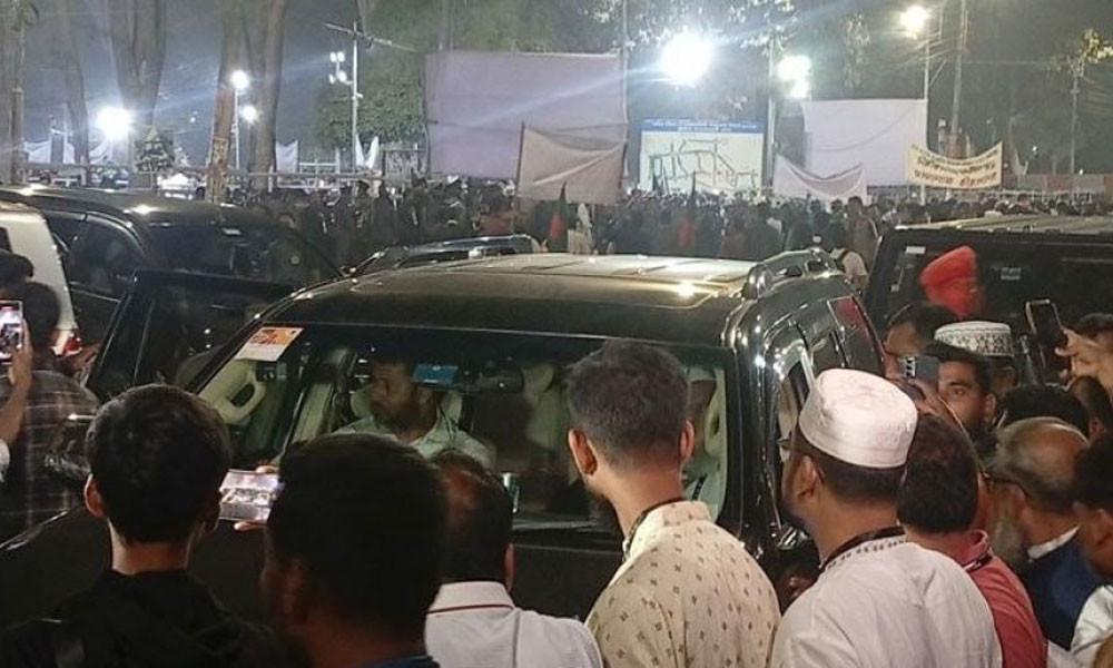 শহীদ মিনারে জামায়াত আমিরকে দেখে ‘রাজাকার’ স্লোগান, উত্তেজনা