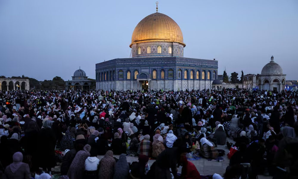 আল-আকসা মসজিদে হাজার হাজার মুসল্লির নামাজ আদায়