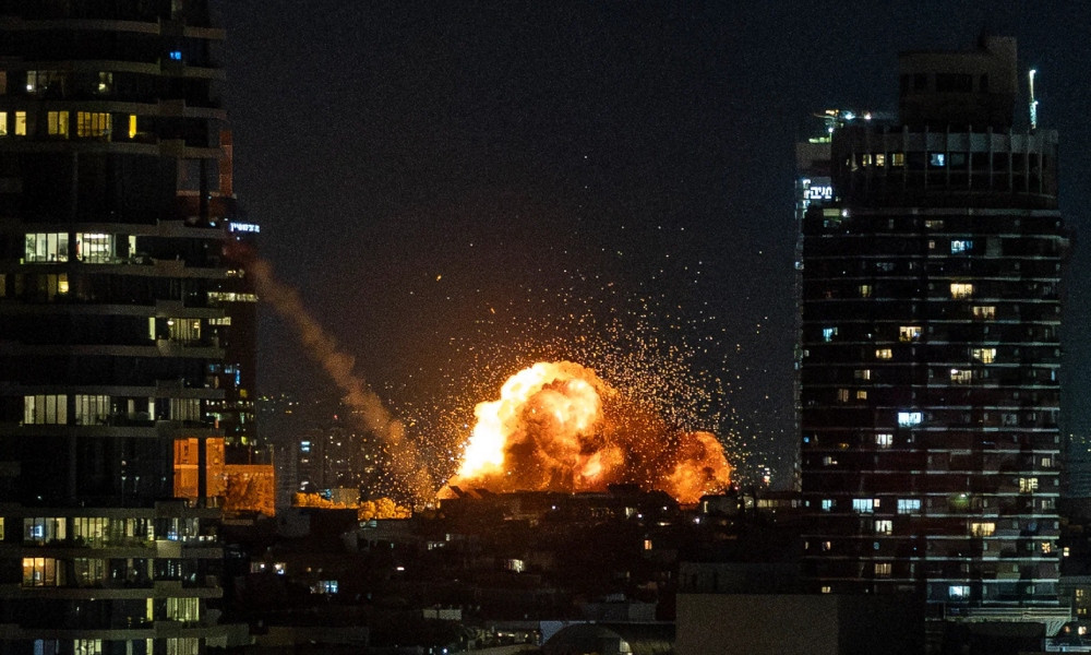 যুক্তরাষ্ট্রের ঘাঁটি ও ইসরায়েলে ‘কিছুক্ষণের মধ্যেই’ ইতিহাসের...