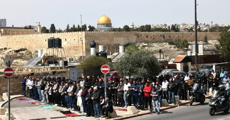 আল-আকসায় প্রবেশে ইসরায়েলের বাধা, ফটকেই ঈদের নামাজ আদায় ফিলিস...