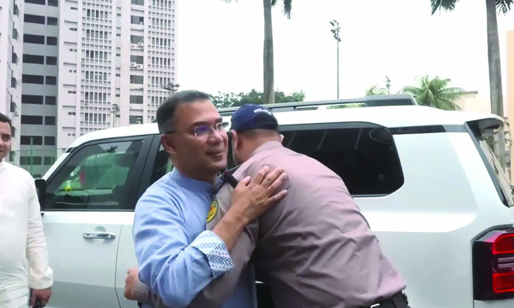 পুলিশ সার্জেন্টের সঙ্গে কোলাকুলি, প্রশংসায় ভাসছেন প্রধানমন্ত...