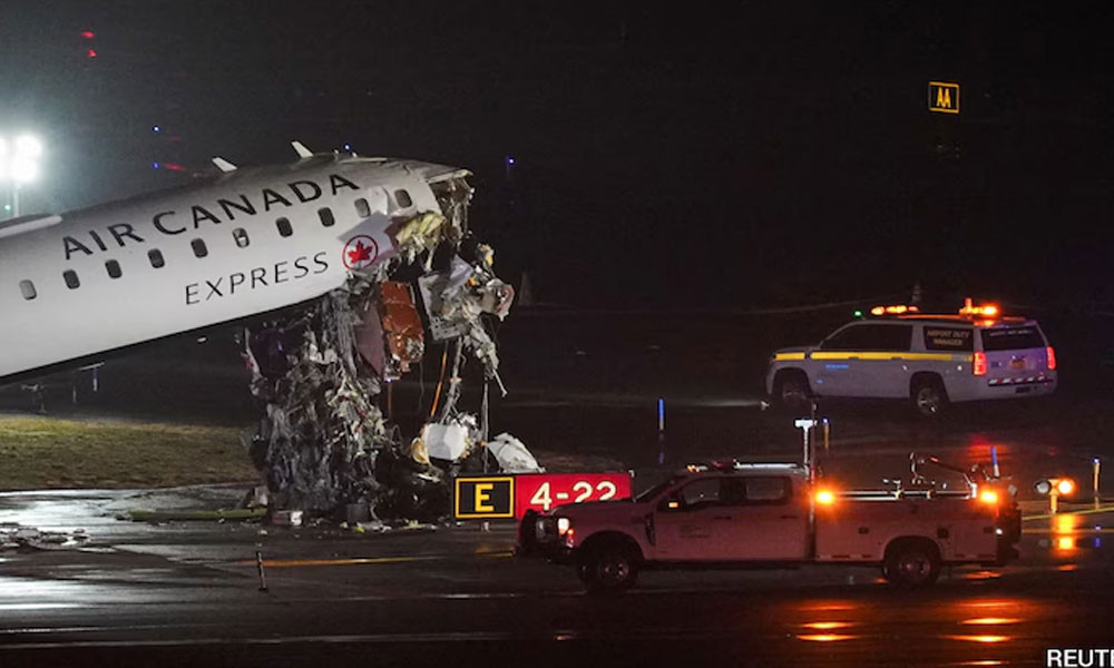 নিউইয়র্কের বিমানবন্দরে বিমান ও গাড়ির সংঘর্ষ, পাইলটসহ নিহত ২