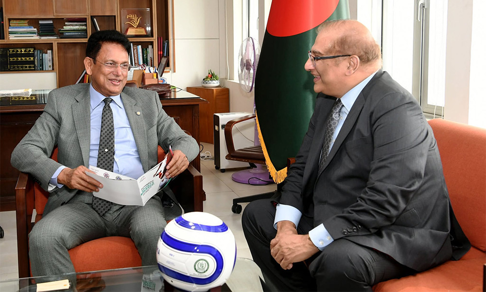 বাংলাদেশের স্কুলে বিতরণের জন্য ১ হাজার ফুটবল উপহার দিল পাকিস...