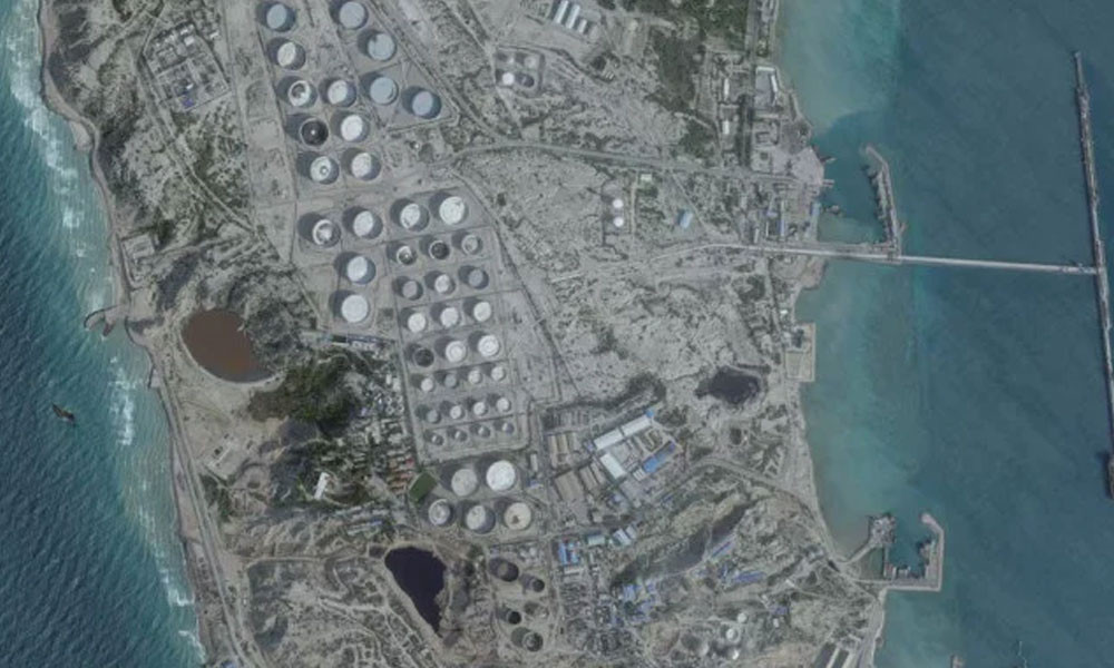 ট্রাম্পের দ্বিমুখী বার্তা: ইরানের খার্গ দ্বীপ দখলের হুমকির প...