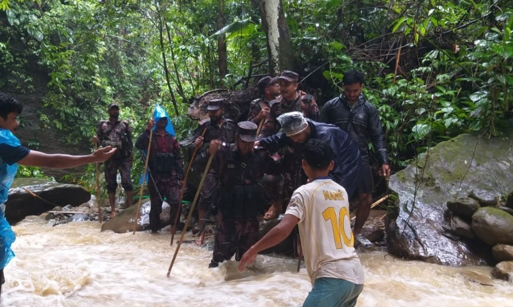 থানচির থুইসাপাড়ায় আটকা পড়া ৪ পর্যটককে উদ্ধার করল বিজিবি