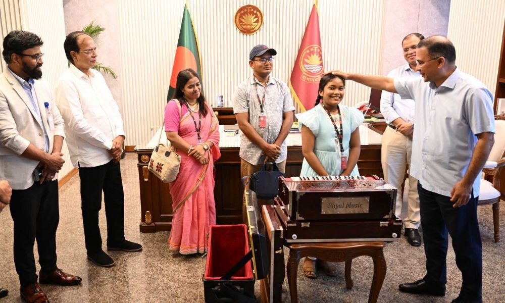 প্রধানমন্ত্রীর সঙ্গে সাক্ষাতে খুদে শিল্পী অনুশ্রী রায়ের স্বপ...