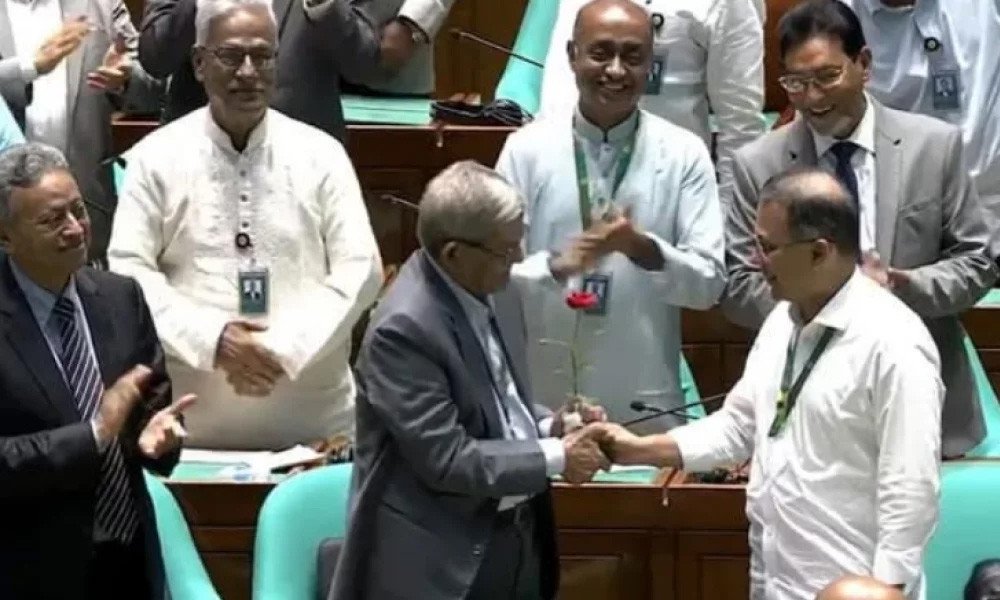 নবনির্বাচিত রাষ্ট্রপতি মির্জা ফখরুলকে লাল গোলাপ শুভেচ্ছা জান...