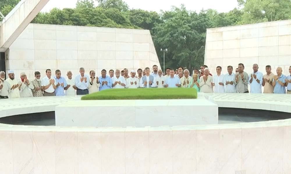 শহীদ জিয়াউর রহমান ও খালেদা জিয়ার সমাধিতে তারেক রহমানের শ্রদ্...