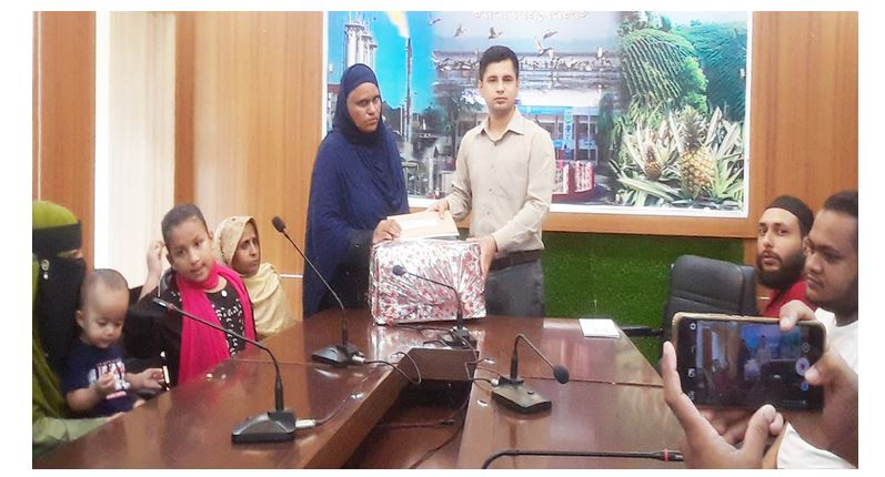 গোলাপগঞ্জে শহিদ পরিবারে ঈদ আনন্দে সঞ্চয়পত্র, উপহার