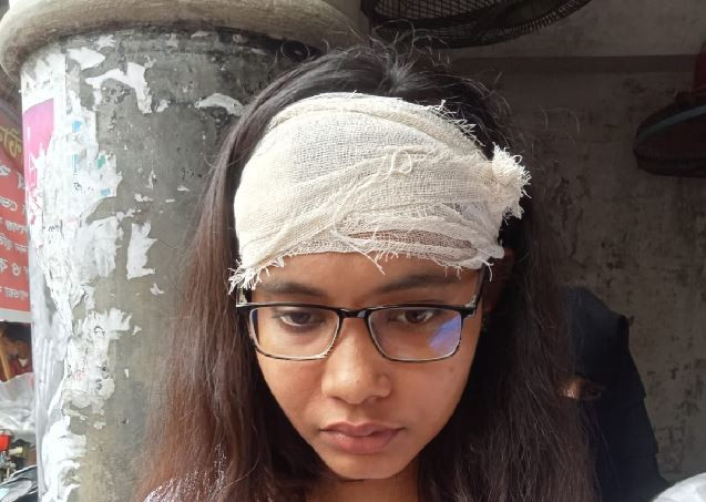 গোপালগঞ্জে আদালতের এজলাসে বিচারকের ছুড়ে মারা পেপার ওয়েটের আঘ...