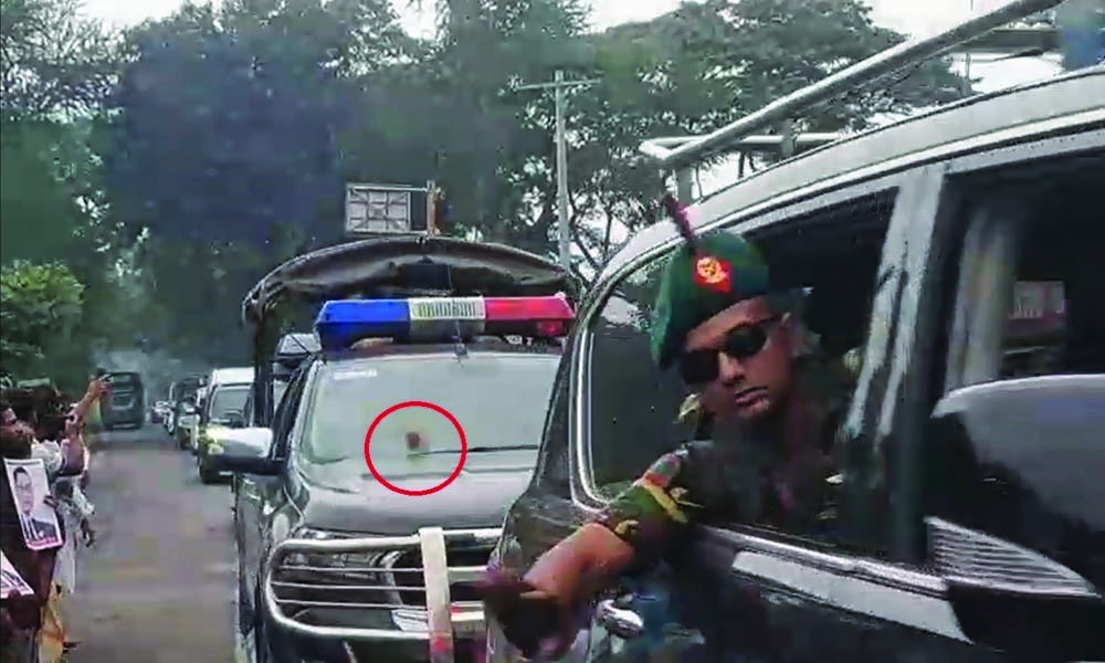 বরিশাল যাওয়ার পথে প্রধানমন্ত্রীর গাড়ি বহরে ইটের টুকরা নিক্ষে...
