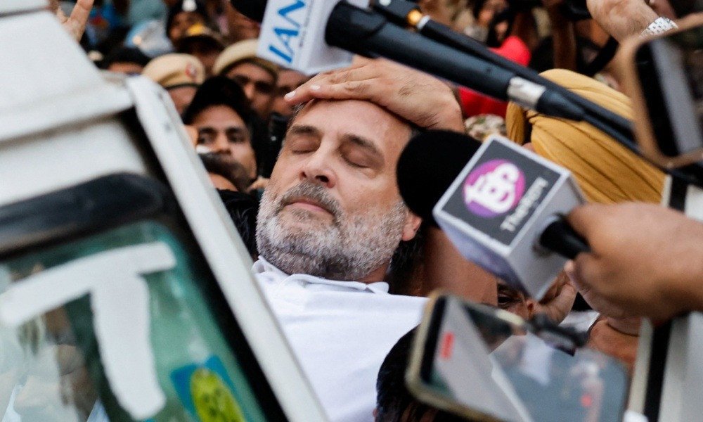 রাহুল-প্রিয়াঙ্কা আটক, বাসের টায়ার পাংচার করে দিল কংগ্রেস কর্...
