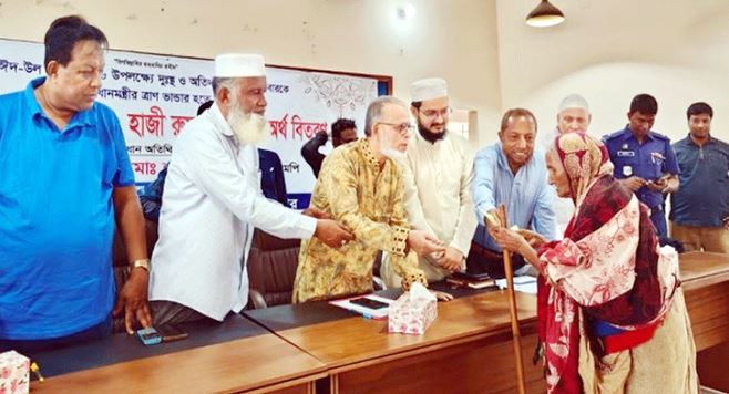 মৌলভীবাজারের  কুলাউড়ায় প্রধানমন্ত্রীর ঈদ উপহার কার্যক্রমের উ...