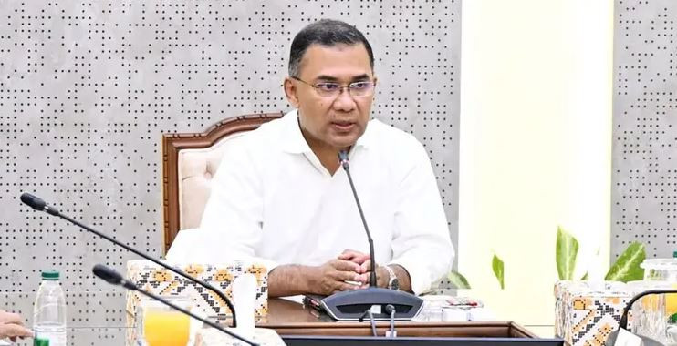 বিমানবন্দরে আটকে পড়া যাত্রীদের খোঁজ নিলেন প্রধানমন্ত্রী তারে...