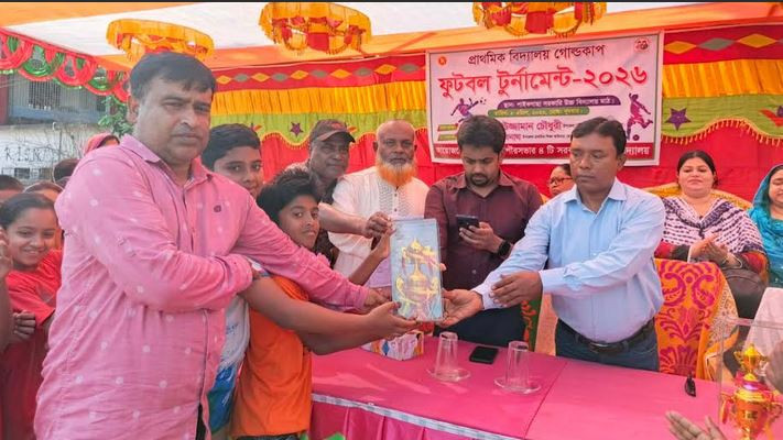 পাইকগাছায় প্রাথমিক বিদ্যালয় গোল্ডকাপ ফুটবল টুর্নামেন্টে পৌরস...