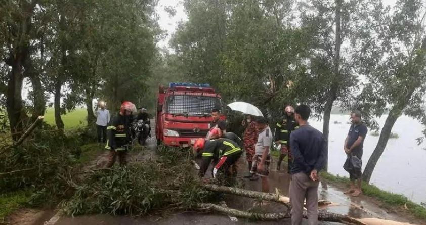 মৌলভীবাজারে অব্যাহত বৃষ্টি ও উজান থেকে আশা পাহাড়ি ঢলে নিম্না...