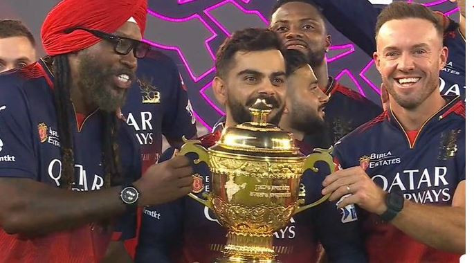 অবশেষে কোহলির হাতে আইপিএল শিরোপা