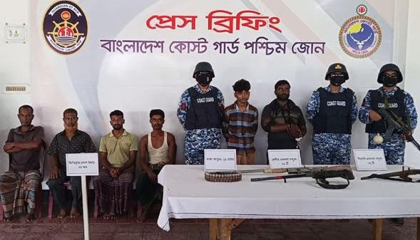 সুন্দরবনে কোস্ট গার্ডের অভিযানে করিম শরীফ বাহিনীর দুই দস্যু...