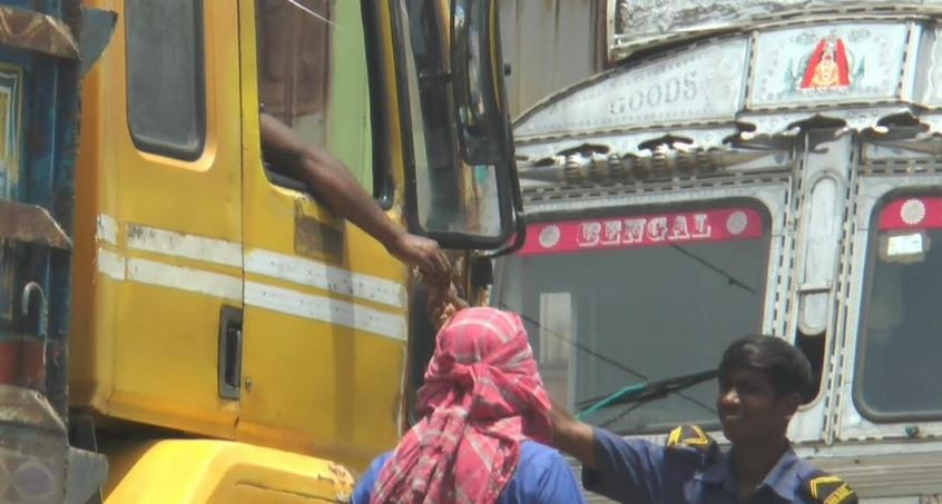 বেনাপোল স্থলবন্দরে চাঁদা উত্তোলনকারী ৬৫ আনসার সদস্য প্রত্যাহ...
