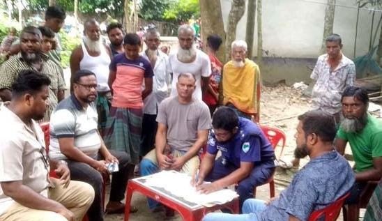 বাগেরহাটে ভ্যানচালকের ঝুলন্ত মরদেহ উদ্ধার ভোরে ঘরের আড়ায় ঝুল...