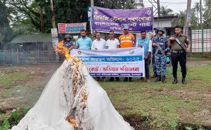 ২২ দিন ইলিশ ধরা বন্ধ: বাগেরহাটে পানগুছি নদীতে অভিযানে ৫ হাজা...