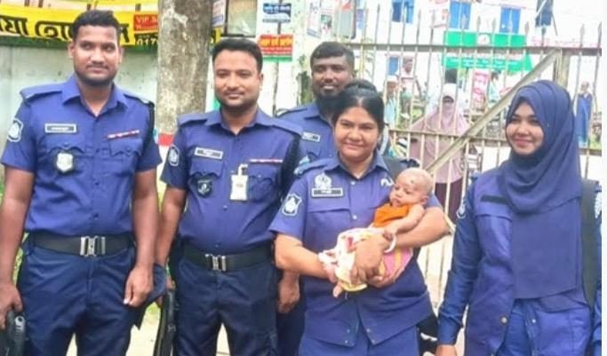 সাতক্ষীরায় এক পরীক্ষার্থীর শিশু সন্তানের দায়িত্ব নিয়ে প্র...