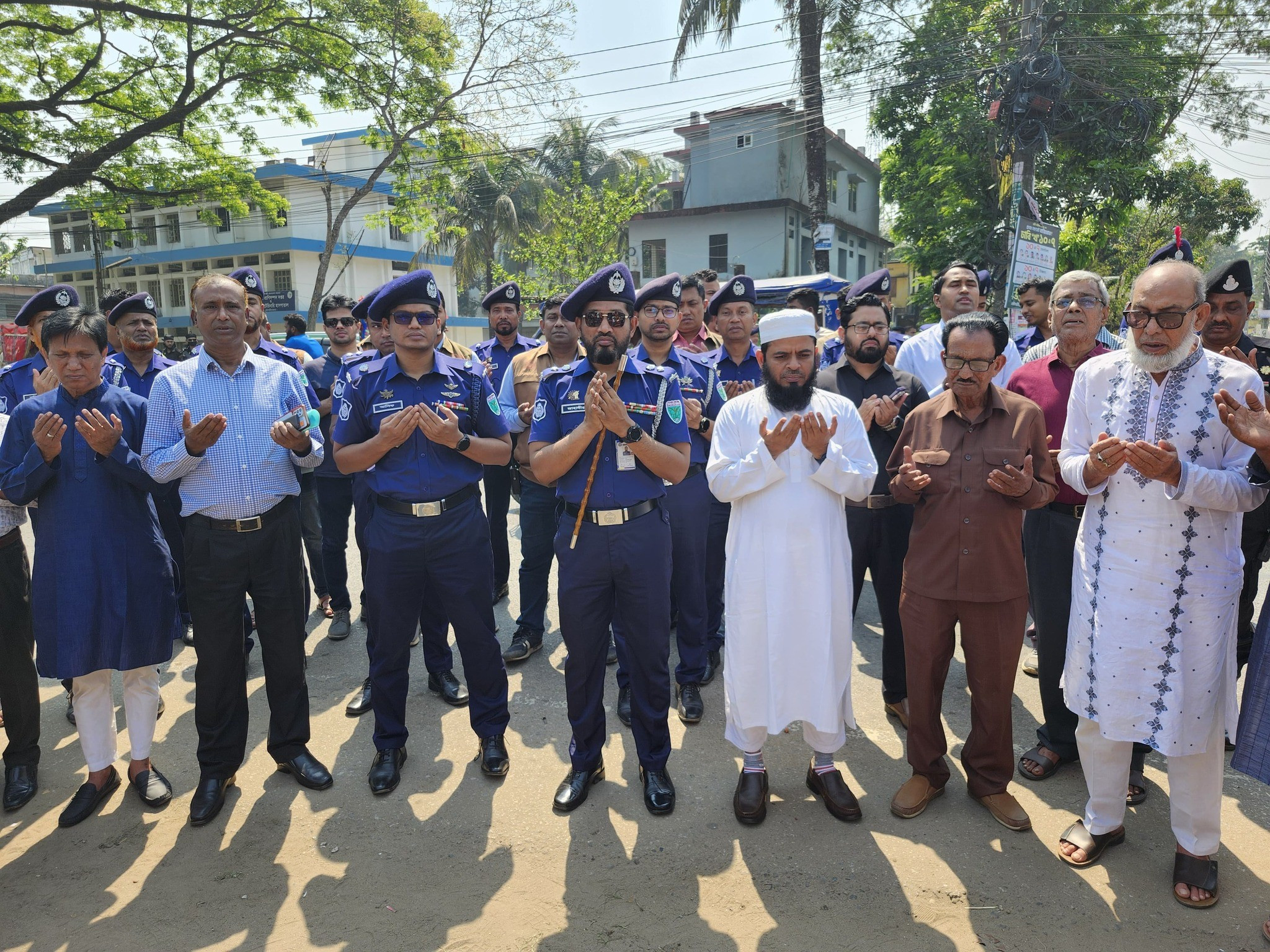 মৌলভীবাজার গণকবরে ফুল দিয়ে শ্রদ্ধা, শহীদদের আত্মার মাগফেরাত...