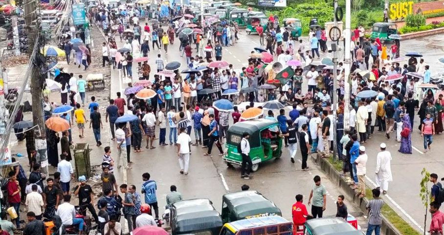 সিলেট-সুনামগঞ্জ সড়ক অবরোধ : সেনাবাহিনীর হস্তক্ষেপে যান চলাচল...