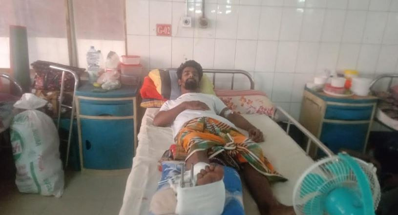 গোপালগঞ্জে সড়ক দুর্ঘটনায় আহত রাজু : চিকিৎসা করাতে মানুষের দ্...