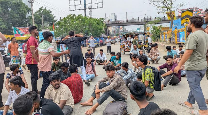 শিক্ষার্থী পারভেজ হত্যার বিচারের দাবিতে  ভালুকায় মহাসড়ক অবরো...