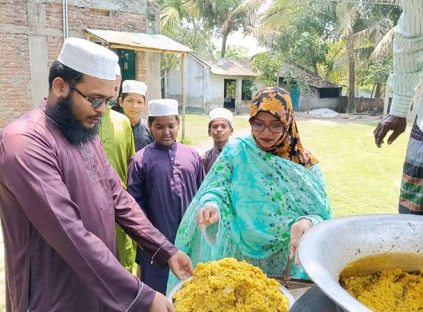 পাইকগাছায় এতিমখানার শিশুদের মাঝে পুষ্টি সমৃদ্ধ খাবার বিতরণ